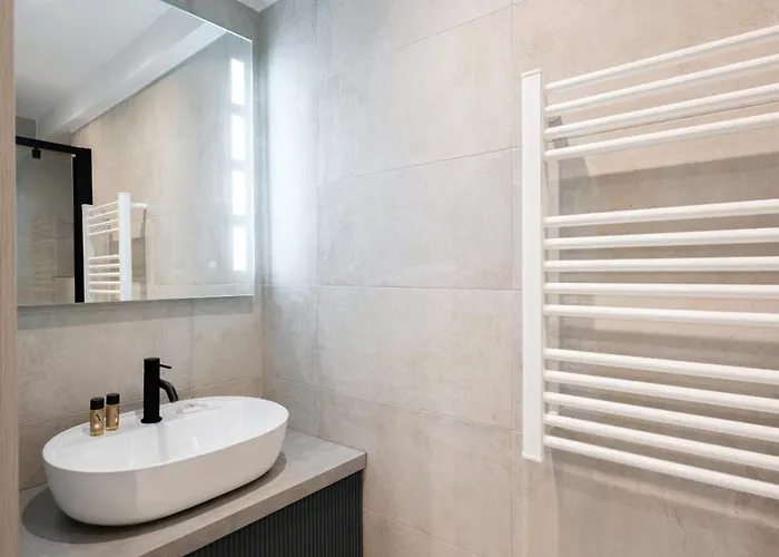 Deux Pieces Renove Au Coeur De La Vieille Ac Apartment